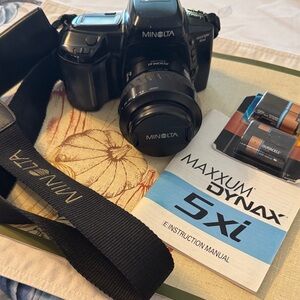 Vintage Minolta Maxxum 5xi Black Camera with Zoom xl lens